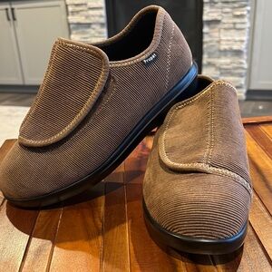 Propet Cush n Foot Women’s Slipper. Size 9 X(2E). Extra Wide